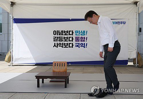 이재명 대표, 단식농성 돌입(서울=연합뉴스) 신준희 기자 = 더불어민주당 이재명 대표가 31일 오후 국회 본청 앞에서 단식 농성을 시작하기 위해 천막으로 들어서고 있다.      이 대표는 이날 취임 1주년 기자간담회에서 "무능 폭력 정권을 향해 국민항쟁을 시작하겠다"며 무기한 단식 농성에 돌입했다. 2023.8.31 hama@yna.co.kr