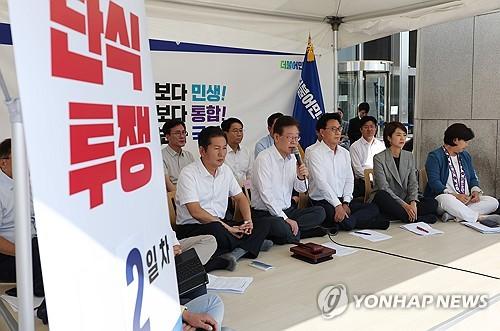 더불어민주당 최고위원회의(서울=연합뉴스) 신준희 기자 = 더불어민주당 이재명 대표가 1일 국회 단식농성장에서 열린 최고위원회의에서 발언을 하고 있다. 2023.9.1 hama@yna.co.kr