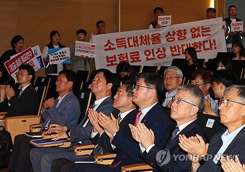 국민연금 재정계산위원회 공청회(서울=연합뉴스) 김도훈 기자 = 1일 오전 서울 강남구 코엑스에서 열린 국민연금 재정계산위원회 공청회에서 이기일 보건복지부 차관과 김용하 재정계산위원장 및 참석자들이 박수치고 있다.     재정계산위원회는 이날 공청회에서 국민연금 개혁 관련 보고서를 공개한다. 복지부는 이 보고서를 바탕으로 정부 개혁안이 담긴 국민연금 종합운영계획을 10월까지 국회에 제출할 예정이다. 2023.9.1 superdoo82@yna.co.kr