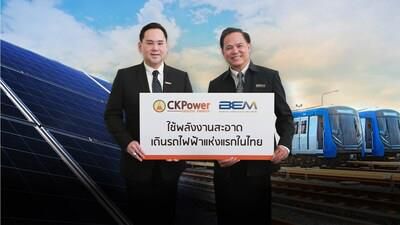 CK Power 상무이사 Thanawat Trivisvavet 씨(왼쪽)와Bangkok Expressway and Metro의 박사 겸 상무이사 Sombat Kitjalaksana 씨(오른쪽)는 태국 대중교통 시스템에 태양 에너지를 최초로 도입하기 위한 역사적인 계약에 서명하고 있다.