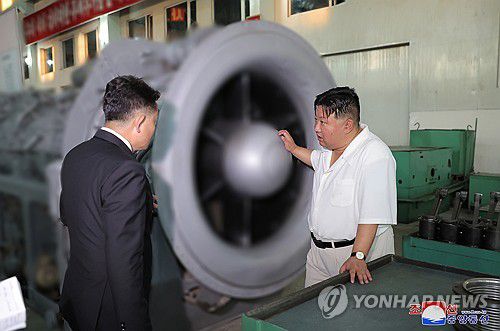 김정은, 선박엔진공장ㆍ군수공장 시찰…"해군무력 강화"(평양 조선중앙통신=연합뉴스) 김정은 북한 국무위원장이 선박용 엔진 등을 생산하는 평안북도 북중기계연합기업소와 중요 군수공장을 시찰했다고 조선중앙통신이 3일 보도했다.  김 위원장은 북중기계연합기업소가 "나라(북한)의 선박공업 발전과 우리(북한) 해군무력을 강화하는 데서 누구도 대신할 수 없는 중임"을 맡고 있다며 "북중기계연합기업소의 현대화와 나라의 선박공업 발전 방향에 대하여 앞으로 당 중앙위원회 전원회의는 중요한 노선을 제시하게 될 것이라고 확신"했다고 통신은 전했다. 2023.9.3      [국내에서만 사용가능. 재배포 금지. For Use Only in the Republic of Korea. No Redistribution]  nkphoto@yna.co.kr
