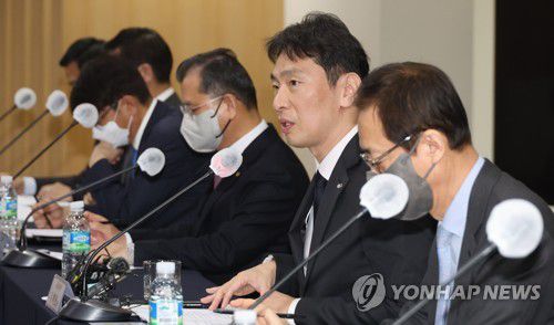 금감원장, 보험사 CEO들과 간담회(서울=연합뉴스) 한상균 기자 = 이복현 금감원장이 26일 종로구 생명보험교육문화센터에서 보험회사 대표들과 간담회를 하고 있다. 2023.1.26 xyz@yna.co.kr