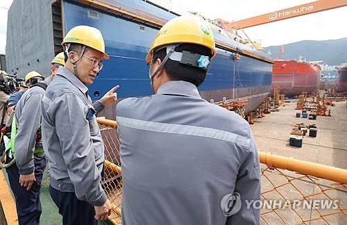 한화오션 야드 둘러보는 추경호 부총리(거제=연합뉴스) 김동민 기자 = 추경호 경제부총리 겸 기획재정부장관이 4일 오후 경남 거제시 한화오션 본사를 찾아 야드를 둘러보고 있다. 오른쪽은 권혁웅 한화오션 대표. 2023.9.4 image@yna.co.kr