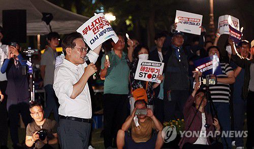 손 흔드는 이재명(서울=연합뉴스) 한상균 기자 = 더불어민주당 이재명 대표가 4일 국회 앞 계단에서 열린 민주주의 회복 촛불문화제에서 발언 후 손을 흔들고 있다. 2023.9.4 xyz@yna.co.kr