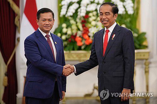 인도네시아 캄보디아 양자회담(자카르타 EPA=연합뉴스) 4일(현지시간) 인도네시아 자카르타에 있는 대통령궁에서 훈 마넷 캄보디아 총리(왼쪽)와 조코 위도도 인도네시아 대통령이 양자 회담에 앞서 기념 촬영을 하고 있다. 2023.9.5 photo@yna.co.kr