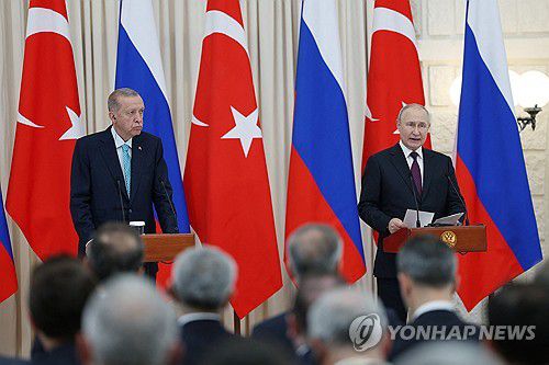 기자회견하는 푸틴과 에르도안(소치 로이터=연합뉴스) 4일 러시아 소치에서 정상회담을 마친 블라디미르 푸틴 러시아 대통령과 레제프 타이이프 에르도안 튀르키예 대통령이 공동 기자회견을 하고 있다. 2023.9.4 photo@yna.co.kr