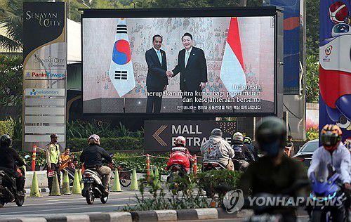 자카르타에 상영 중인 '한·인니 평화공동번영 핵심 파트너 광고'(서울=연합뉴스) 진성철 기자 = 윤석열 대통령의 인도네시아 아세안 관련 정상회의 참석 및 공식 방문을 앞두고 이달 3일부터 자카르타 시내에 대통령실에서 기획한 '인도네시아는 평화와 공동번영의 핵심 파트너' 광고 영상이 상영 중이라고 대통령실은 5일 밝혔다. 2023.9.5  [대통령실 제공. 재판매 및 DB 금지] zjin@yna.co.kr
