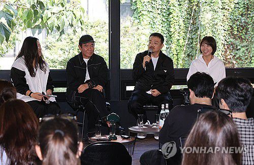 인사동 코트에서 '프라다 모드 서울' 프리뷰 열려(서울=연합뉴스) 류효림 기자 = 이숙경 큐레이터(왼쪽부터), 김지운 감독, 연상호 감독, 정다희 감독이 5일 서울 종로구 인사동 복합문화공간 코트에서 열린 '프라다 모드 서울' 프레스 프리뷰에서 인사말을 하고 있다. '프라다 모드'는 다양한 분야의 예술가, 창작자와 협업해 주제에 맞는 콘텐츠를 제공하는 문화 행사로, 서울에서 열리는 것은 이번이 처음이다. 2023.9.5 ryousanta@yna.co.kr