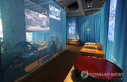 '프라다 모드 서울'에서 만나는 김지운, 연상호, 정다희 감독의 설치 작품들(서울=연합뉴스) 류효림 기자 = 5일 서울 종로구 인사동 복합문화공간 코트에서 열린 '프라다 모드 서울' 프레스 프리뷰에서 참석자들이 김지운, 연상호, 정다희 감독의 장소 특정 설치 작품 '다중과 평행' 전시를 둘러보고 있다. 2023.9.5 ryousanta@yna.co.kr