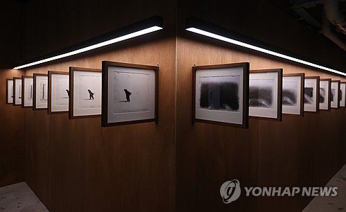 '프라다 모드 서울'에서 만나는 김지운, 연상호, 정다희 감독의 설치 작품들(서울=연합뉴스) 류효림 기자 = 5일 서울 종로구 인사동 복합문화공간 코트에서 열린 '프라다 모드 서울' 프레스 프리뷰에서 참석자들이 김지운, 연상호, 정다희 감독의 장소 특정 설치 작품 '다중과 평행' 전시를 둘러보고 있다. 2023.9.5 ryousanta@yna.co.kr