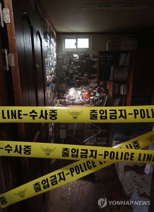 전시로 연상호 감독 '지옥' 속의 공간(서울=연합뉴스) 류효림 기자 = 5일 서울 종로구 인사동 복합문화공간 코트에서 열린 '프라다 모드 서울' 프레스 프리뷰에서 참석자들이 연상호 감독의 설치 작품 전시를 둘러보고 있다. 2023.9.5 ryousanta@yna.co.kr