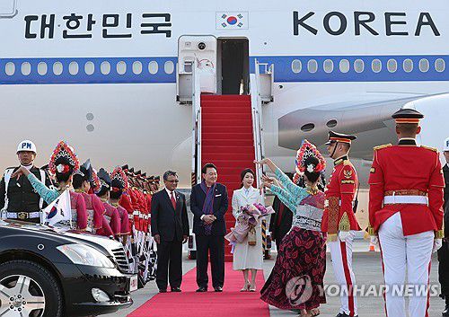 윤석열 대통령 내외 인니 도착(자카르타=연합뉴스) 진성철 기자 = 윤석열 대통령과 부인 김건희 여사가 5일(현지시간) 인도네시아 자카르타 수카르노 하타 국제공항에 공군1호기편으로 도착, 환영하는 무용수들의 춤을 관람하고 있다.   2023.9.5 zjin@yna.co.kr