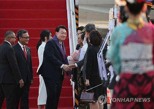 윤석열 대통령 내외 인니 도착(자카르타=연합뉴스) 진성철 기자 = 윤석열 대통령과 부인 김건희 여사가 5일(현지시간) 인도네시아 자카르타 수카르노 하타 국제공항에 공군1호기편으로 도착, 마중 나온 인사들과 악수하고 있다. 2023.9.5 zjin@yna.co.kr