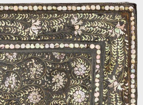 뚜껑 윗면의 세부 모습 안쪽부터 국화넝쿨무늬, 연주무늬, 모란넝쿨무늬 등이 확인된다. [문화재청 제공. 재판매 및 DB 금지]