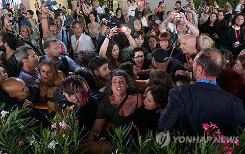 제80회 베네치아영화제에서 우디 앨런 감독 초청에 반발하는 시위대[EPA=연합뉴스. 재판매 및 DB 금지]