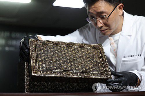 고려의 빛 담은 나전국화넝쿨무늬상자(서울=연합뉴스) 박동주 기자 = 6일 오전 서울 종로구 국립고궁박물관에서 열린 '나전국화넝쿨무늬상자 환수 언론공개회'에서 공개된 나전국화넝쿨무늬상자. 2023.9.6 pdj6635@yna.co.kr