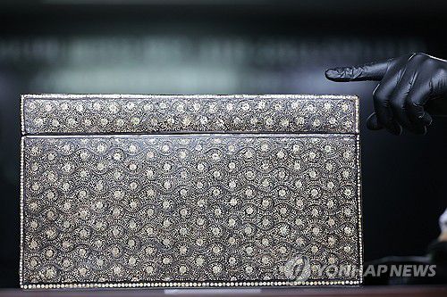 고려의 빛 담은 나전국화넝쿨무늬상자(서울=연합뉴스) 박동주 기자 = 6일 오전 서울 종로구 국립고궁박물관에서 열린 '나전국화넝쿨무늬상자 환수 언론공개회'에서 공개된 나전국화넝쿨무늬상자. 2023.9.6 pdj6635@yna.co.kr