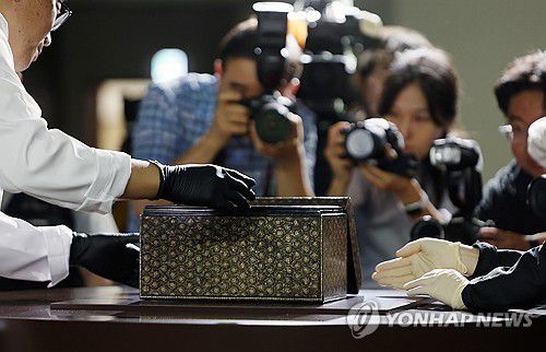 나전국화넝쿨무늬상자 공개(서울=연합뉴스) 박동주 기자 = 6일 오전 서울 종로구 국립고궁박물관에서 열린 '나전국화넝쿨무늬상자 환수 언론공개회'에서 공개된 나전국화넝쿨무늬상자. 2023.9.6 pdj6635@yna.co.kr