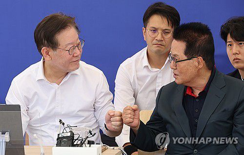 이재명 대표 응원하는 박지원 전 국정원장(서울=연합뉴스) 한상균 기자 = 더불어민주당 이재명 대표가 6일 단식 투쟁 중인 국회 본청 앞 천막에서 박지원 전 국가정보원장과 인사하고 있다. 2023.9.6 xyz@yna.co.kr