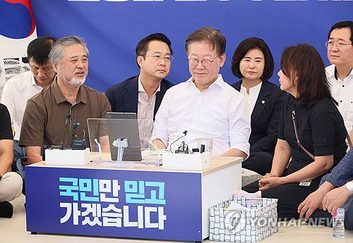 이태원참사 유가족, 이재명 대표 위로 방문(서울=연합뉴스) 이정훈 기자 = 이정민 10.29 이태원참사 유가족협의회 운영위원장과 유가족들이 6일 국회 본청 앞에서 7일째 단식 중인 더불어민주당 이재명 대표를 위로 방문, 대화하고 있다. 2023.9.6 uwg806@yna.co.kr