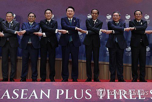 아세안+3 정상회의 기념촬영(자카르타=연합뉴스) 임헌정 기자 = 윤석열 대통령이 6일 인도네시아(현지시간) 자카르타 컨벤션 센터(JCC)에서 열린 아세안+3(한중일) 정상회의에서 기념촬영을 하고 있다. 왼쪽부터 태국 사란 차런수완 사무차관, 베트남 팜민찐 총리, 기시다 후미오 일본 총리, 윤석열 대통령, 인도네시아 조코 위도도 대통령, 중국 리창 총리, 라오스 손싸이 시판돈 총리. 2023.9.6 kane@yna.co.kr