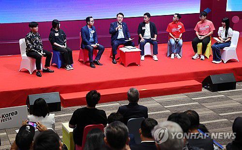 윤석열 대통령, 한·아세안 AI청년 페스타 인사말(자카르타=연합뉴스) 진성철 기자 = 윤석열 대통령이 6일(현지시간) 자카르타 텔콤 본사에서 열린 한·아세안 AI청년 페스타에서 인사말을 하고 있다. 2023.9.6 zjin@yna.co.kr