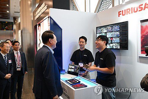퓨리오사 AI 홍보부스 시연 관람하는 윤 대통령(자카르타=연합뉴스) 진성철 기자 = 인도네시아를 방문 중인 윤석열 대통령이 6일(현지시간) 자카르타 텔콤 본사에서 열린 한·아세안 AI청년 페스타에서 한-아세안 네트워킹 기업 퓨리오사 AI의 홍보부스 시연을 관람하고 있다. 2023.9.6 [공동취재] zjin@yna.co.kr
