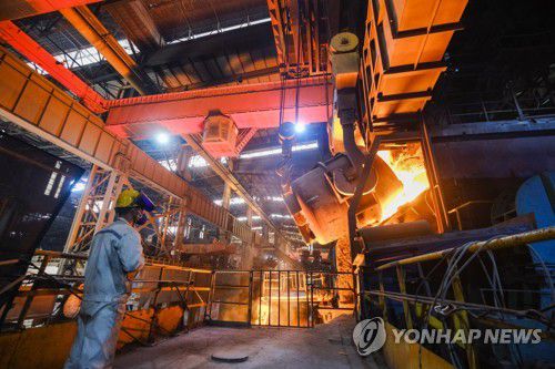 중국 저장성의 한 철강공장에서 용광로를 점검하는 직원[EPA 연합뉴스자료사진. 재판매 및 DB 금지]