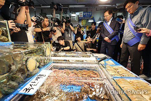 수산물 원산지표시 현장점검(서울=연합뉴스) 박동주 기자 = 조승환 해양수산부 장관이 29일 오후 서울 수협강서공판장에서 수산물 원산지표시 현장점검을 하고 있다. 2023.8.29 pdj6635@yna.co.kr