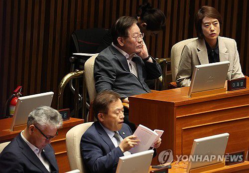 본회의 출석한 이재명 대표(서울=연합뉴스) 신준희 기자 = 더불어민주당 이재명 대표가 6일 국회에서 열린 본회의 대정부질문에 참석해 고민정 의원과 대화하고 있다. 2023.9.6 hama@yna.co.kr