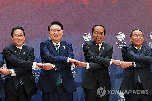 윤석열 대통령, 아세안+3 정상회의 기념촬영(자카르타=연합뉴스) 임헌정 기자 = 윤석열 대통령이 6일 인도네시아(현지시간) 자카르타 컨벤션 센터(JCC)에서 열린 아세안+3(한중일) 정상회의에서 기시다 후미오 일본 총리(왼쪽), 리창 중국 총리(오른쪽), 조코 위도도 인도네시아 대통령과 기념촬영을 하고 있다. 2023.9.6 [공동취재] kane@yna.co.kr