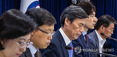 수산물 원산지 표시 점검 결과 발표하는 박성훈 해수부 차관(서울=연합뉴스) 황광모 기자 = 박성훈 해양수산부 차관(왼쪽 네 번째)이 7일 오전 서울 종로구 정부서울청사에서 열린 후쿠시마 원전 오염수 방류 관련 정부 일일 브리핑에 참석해 정부에서 실시하고 있는 수산물 원산시 표시 점검 결과와 향후 계획에 대해 말하고 있다. 2023.9.7 hkmpooh@yna.co.kr