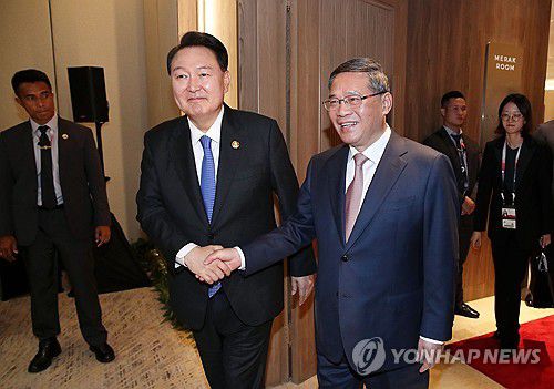 악수하는 윤석열 대통령과 리창 중국 총리(자카르타=연합뉴스) 진성철 기자 = 윤석열 대통령이 7일(현지시간) 인도네시아 자카르타 컨벤션 센터(JCC)에서 열린 한·중국 회담에서 리창 중국 총리와 악수하고 있다.  2023.9.7 zjin@yna.co.kr