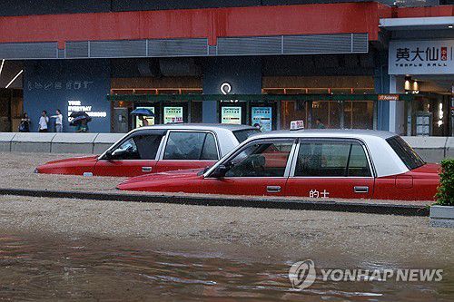 (로이터=연합뉴스) 홍콩에 7일 기록적인 폭우가 쏟아지며 도로 위 차들이 물에 잠겼다. 2023.9.8.