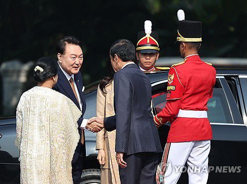 윤석열 대통령 내외, 인도네시아 공식 환영식 도착(자카르타=연합뉴스) 임헌정 기자 = 윤석열 대통령과 부인 김건희 여사가 8일(현지시간) 자카르타 대통령궁에서 열린 공식 환영식에 도착, 조코 위도도 인도네시아 대통령 내외와 인사하고 있다.   2023.9.8 kane@yna.co.kr