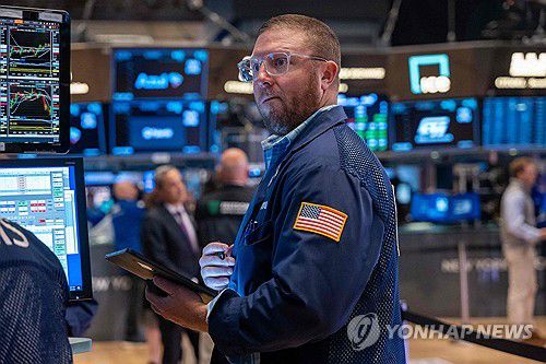 NYSE 입회장에서 일하는 트레이더의 모습[연합뉴스 자료사진]