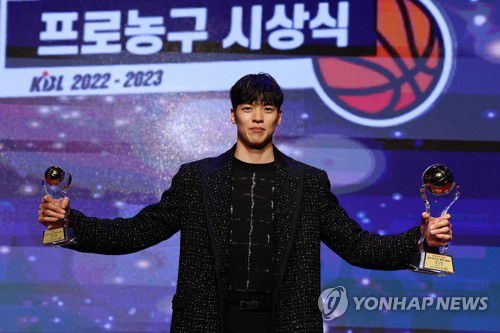 내가 바로 김선형(서울=연합뉴스) 윤동진 기자 = 30일 오후 그랜드 인터컨티넨탈 서울 파르나스 그랜드 볼룸에서 열린 2022-2023 SKT 에이닷 프로농구 시상식에서 MVP 수상자인 서울 SK 김선형이 기념촬영을 하고 있다. 2023.3.30 mon@yna.co.kr