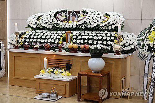 극단적 선택한 대전 초등학교 교사 빈소(대전=연합뉴스) 강수환 기자 = 8일 오전 악성민원 등으로 괴로워하다 극단적 선택으로 숨진 대전 한 초등학교 교사의 빈소가 대전 서구 한 장례식장에 마련돼 있다. 2023.9.8 swan@yna.co.kr