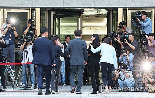 수원지검 도착한 이재명 대표(수원=연합뉴스) 홍기원 기자 = 더불어민주당 이재명 대표가 '쌍방울 그룹 대북 송금' 의혹 관련 피의자 신분으로 조사를 받기 위해 9일 오전 경기도 수원시 영통구 수원지방검찰청으로 출석하고 있다. 2023.9.9 xanadu@yna.co.kr