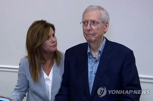 기자회견서 '얼음' 상태 빠진 매코널 원내대표[로이터 연합뉴스 자료사진. 재판매 및 DB 금지]