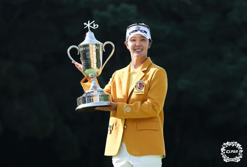 우승 트로피를 든 박지영.[KLPGA 제공. 재판매 및 DB 금지]