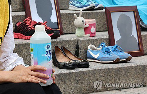 가습기살균제 참사의 아픔(서울=연합뉴스) 김인철 기자 = 31일 서울역 앞 계단에서 열린 가습기살균제 참사 12주기 캠페인 및 기자회견에서 가습기살균제 참사 피해자들의 유품이 놓여있다. 2023.8.31 yatoya@yna.co.kr