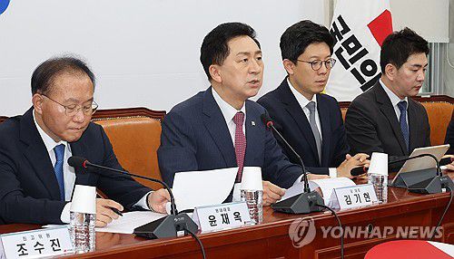 발언하는 김기현 대표(서울=연합뉴스) 한상균 기자 = 국민의힘 김기현 대표가 11일 국회 당 사무실에서 최고위원회의에서 발언하고 있다. 2023.9.11 xyz@yna.co.kr