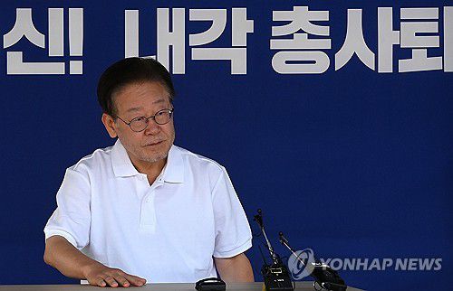'단식 12일차' 이재명 대표(서울=연합뉴스) 신준희 기자 = 단식 중인 더불어민주당 이재명 대표가 11일 국회 본청 앞 농성장에 앉아 있다. 2023.9.11 [공동취재] hama@yna.co.kr