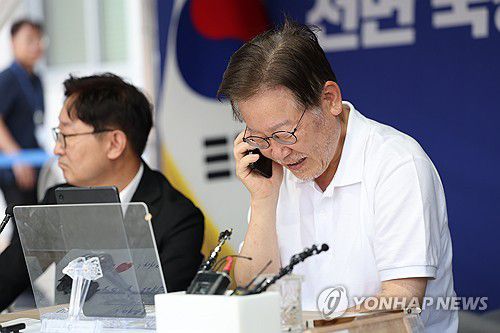 통화하는 이재명 대표(서울=연합뉴스) 더불어민주당 이재명 대표가 11일 국회 본청 앞 단식농성 천막에서 노무현 전 대통령 부인 권양숙 여사와 통화를 하고 있다. 2023.9.11 [더불어민주당 제공. 재판매 및 DB 금지] photo@yna.co.kr