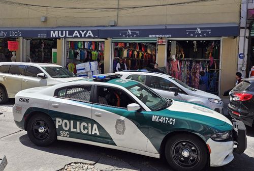 믹스칼코 시장 순찰하는 멕시코시티 경찰[멕시코시티=연합뉴스. 촬영 이재림 특파원]