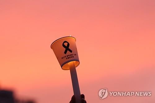 교사 추모 촛불[연합뉴스 자료사진]