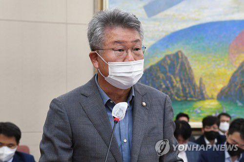 제안설명하는 김회재 의원(서울=연합뉴스) 하사헌 기자 = 더불어민주당 김회재 의원이 20일 국회에서 열린 정무위원회 전체회의에서 제안설명을 하고 있다. 2022.9.20 [국회사진기자단] toadboy@yna.co.kr