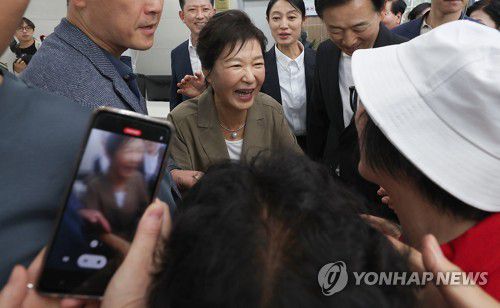 시민들과 인사하는 박근혜 전 대통령 박근혜 전 대통령이 지난달 15일 경북 구미시 상모동 박정희 대통령 역사자료관을ㄴ 방문해 시민들과 인사하는 모습. [연합뉴스 자료사진]