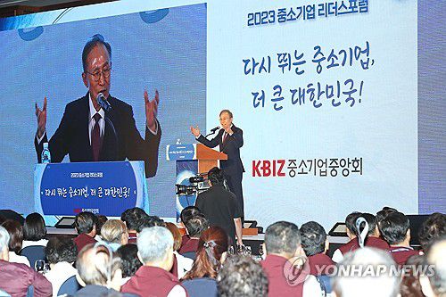 사면 후 첫 공개연설 하는 이명박 전 대통령(서귀포=연합뉴스) 박지호 기자 = 이명박 전 대통령이 12일 오후 제주 서귀포시 롯데호텔제주에서 열린 2023 중소기업 리더스포럼 개막식에서 기조연설을 하고 있다. 2023.9.12 [공동취재] jihopark@yna.co.kr